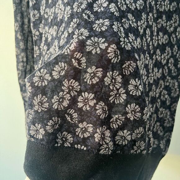 Women's Daisy All-Over Print Back Zip Long Sleeve Black Sweater Size Large - Picture 3 of 7